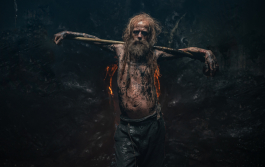 Alexander Scheer als Kater in der Serie Hausen